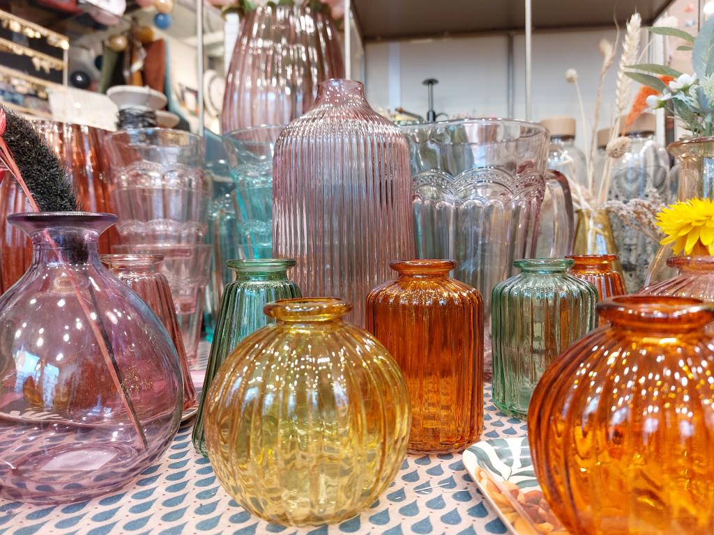 Petits et grands vases, pichets, verres...