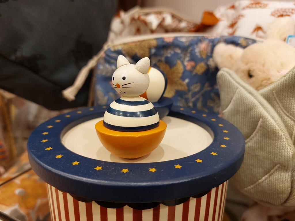 Bote  musique en bois moulin roty