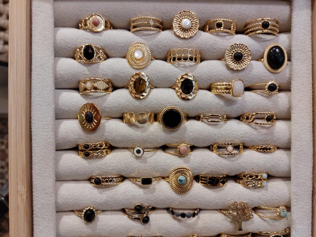 Bagues et boucles d'oreilles de toute les couleurs 