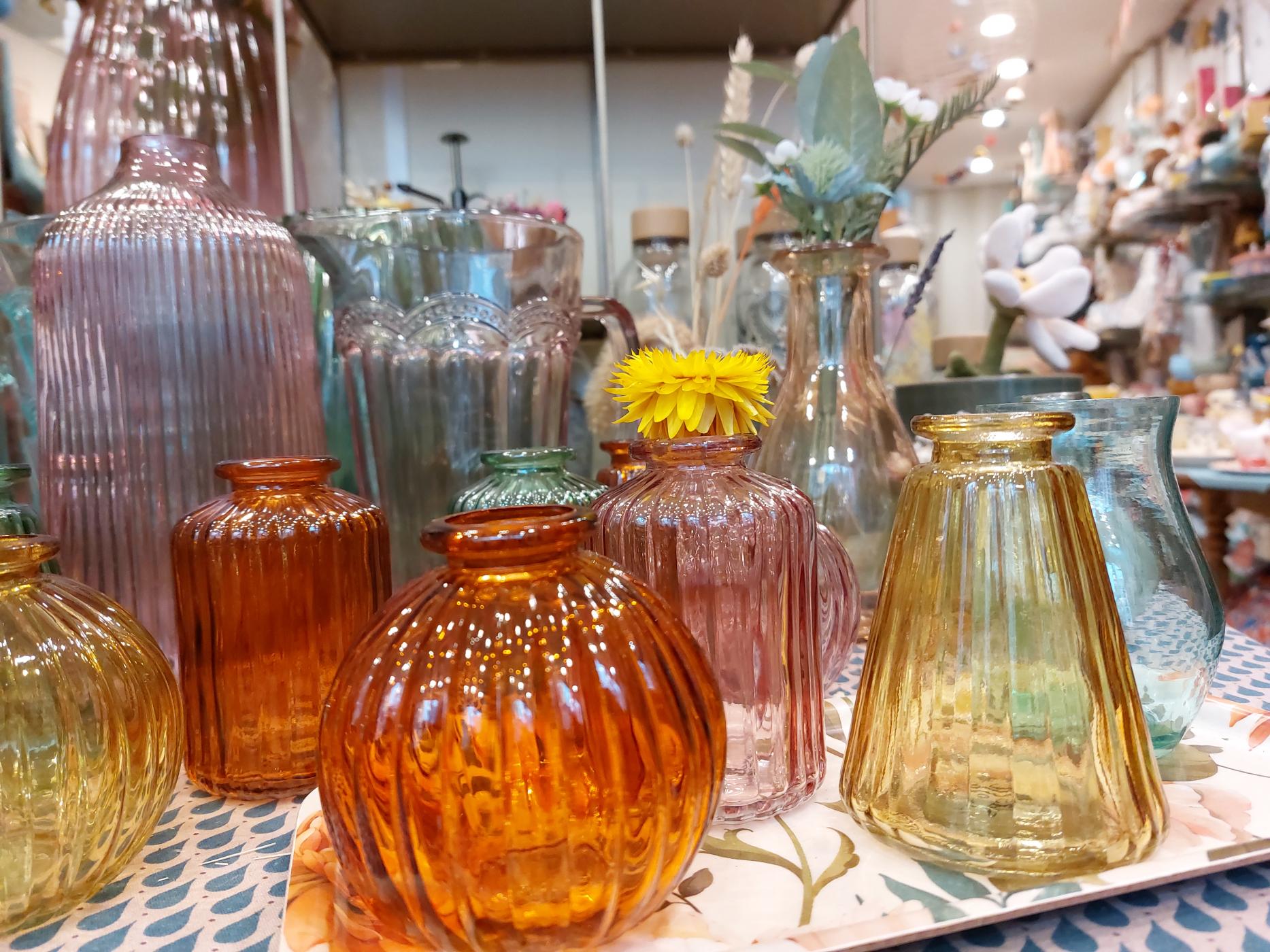 petits vases jaune, vert, rose...