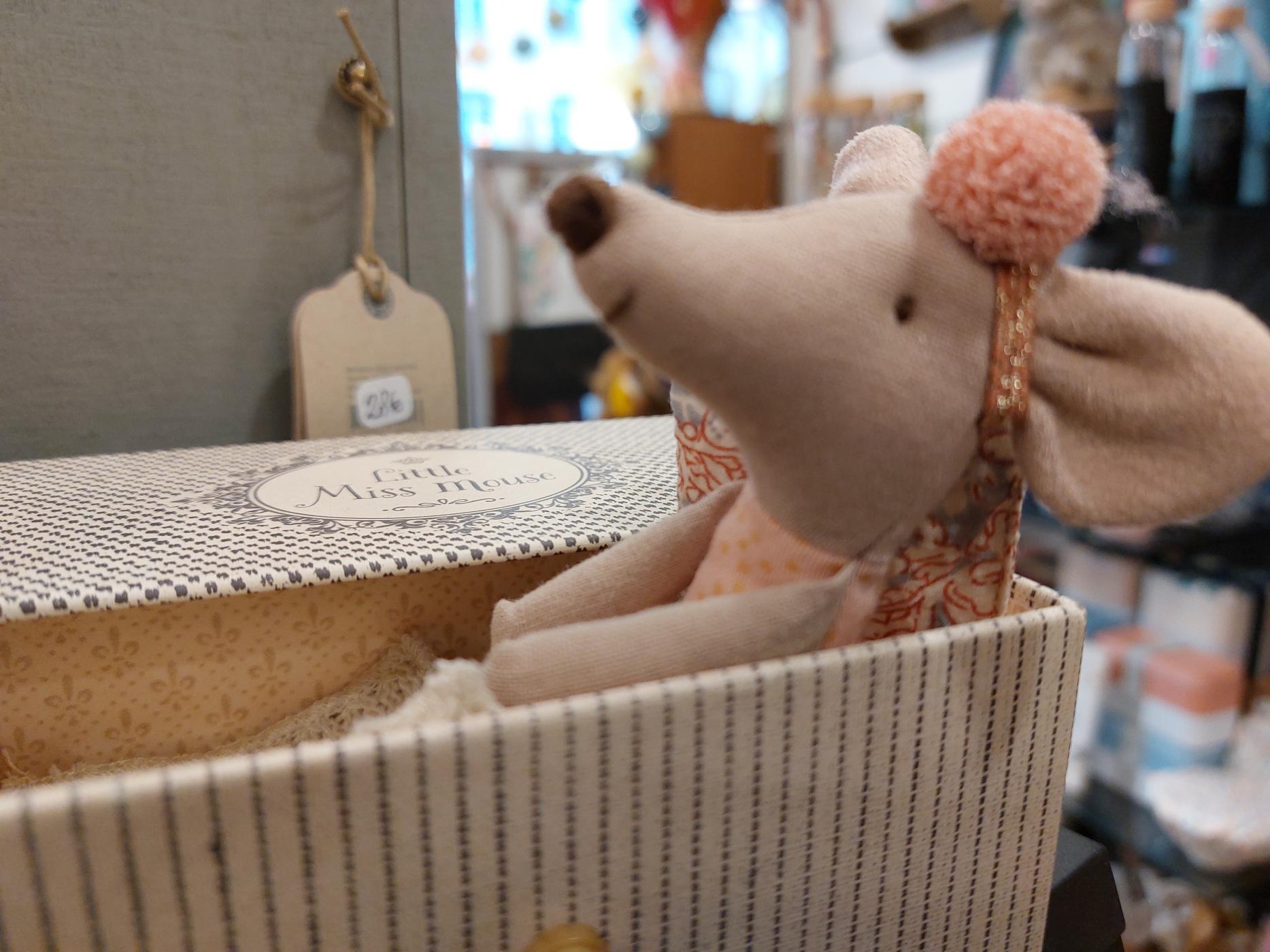 Souris Maileg dans sa petite boîte